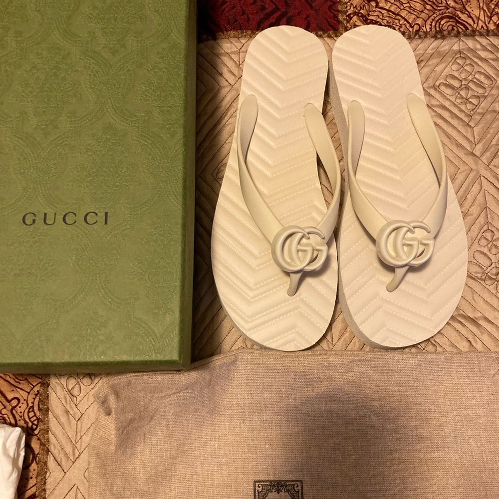 Women’s Gucci thong sandal new with box.